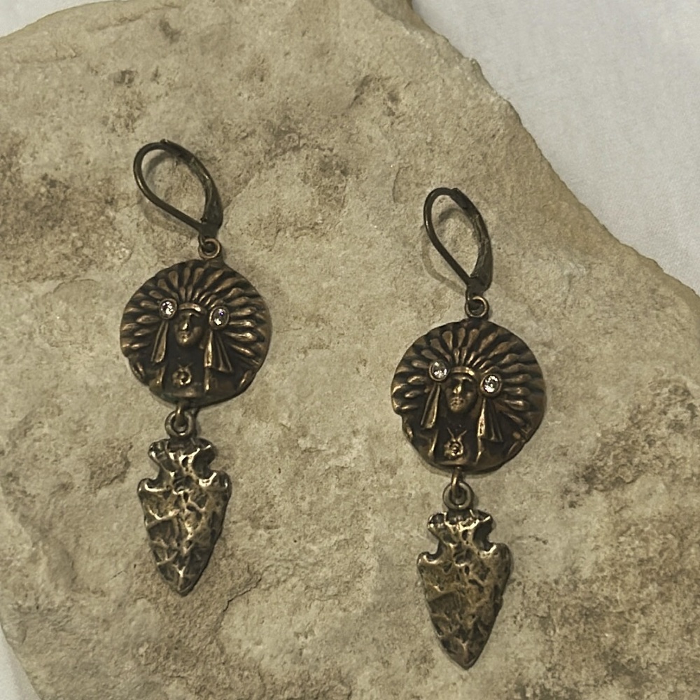 Vintage bronze Love Tokens Native American Indian Chief head arrow earrings EUC